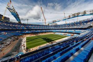 El estadio Bernabéu, con el césped ya instalado y una lona empezando a cubir la grada baja, esta semana.