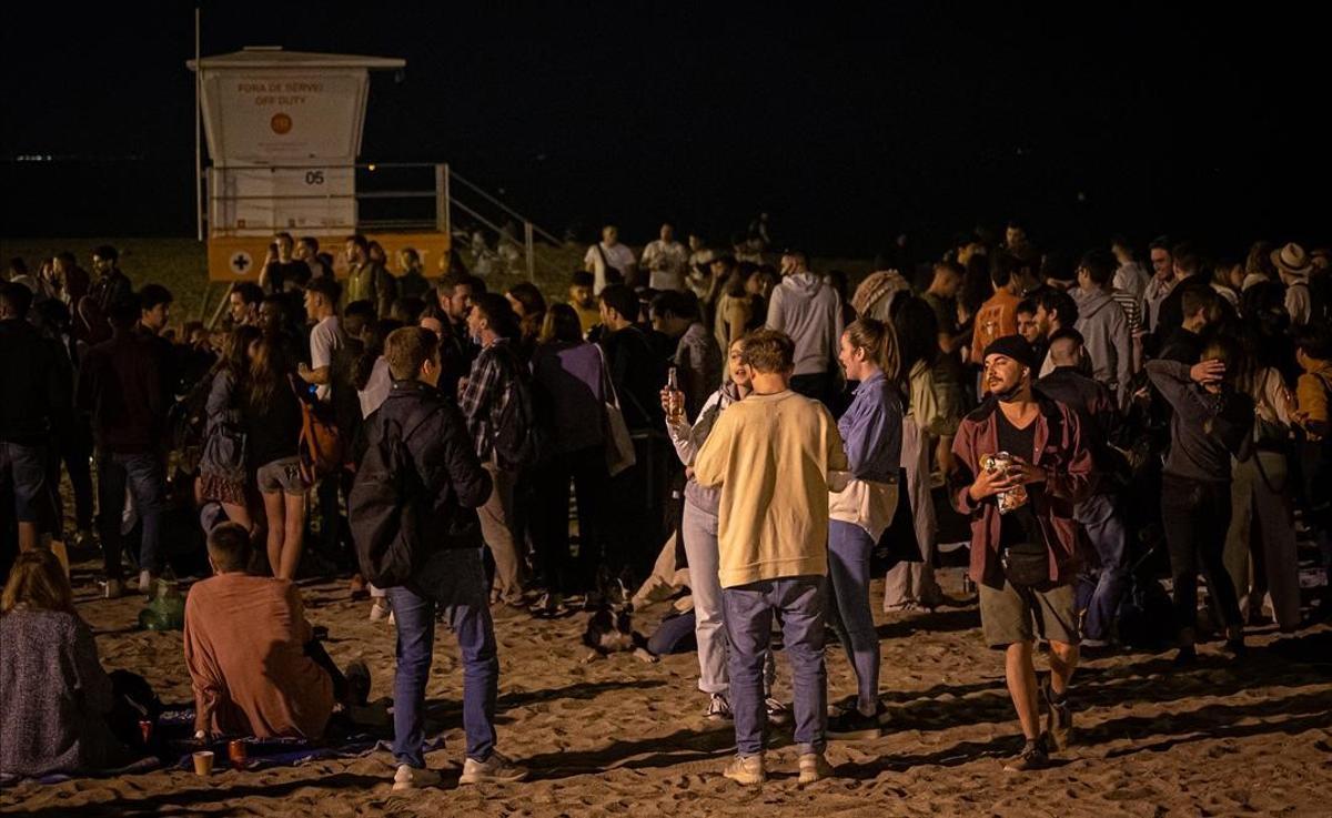 Celebraciones en la playa de la Barceloneta, tras vencer el estado de alarma. Celebraciones en la playa de la Barceloneta, tras vencer el estado de alarma.