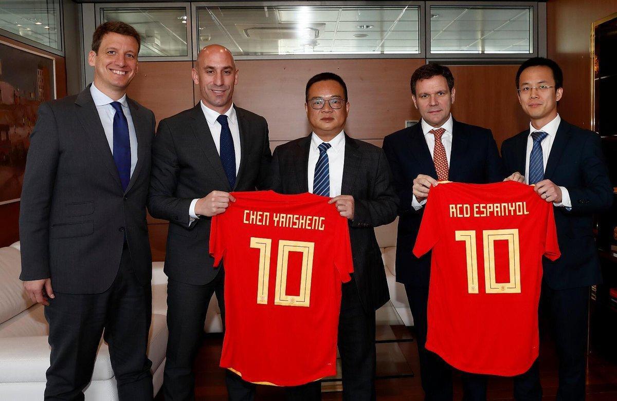 Rubiales, el segundo por la izquierda, entrega a Chen una camiseta de la selección española. 