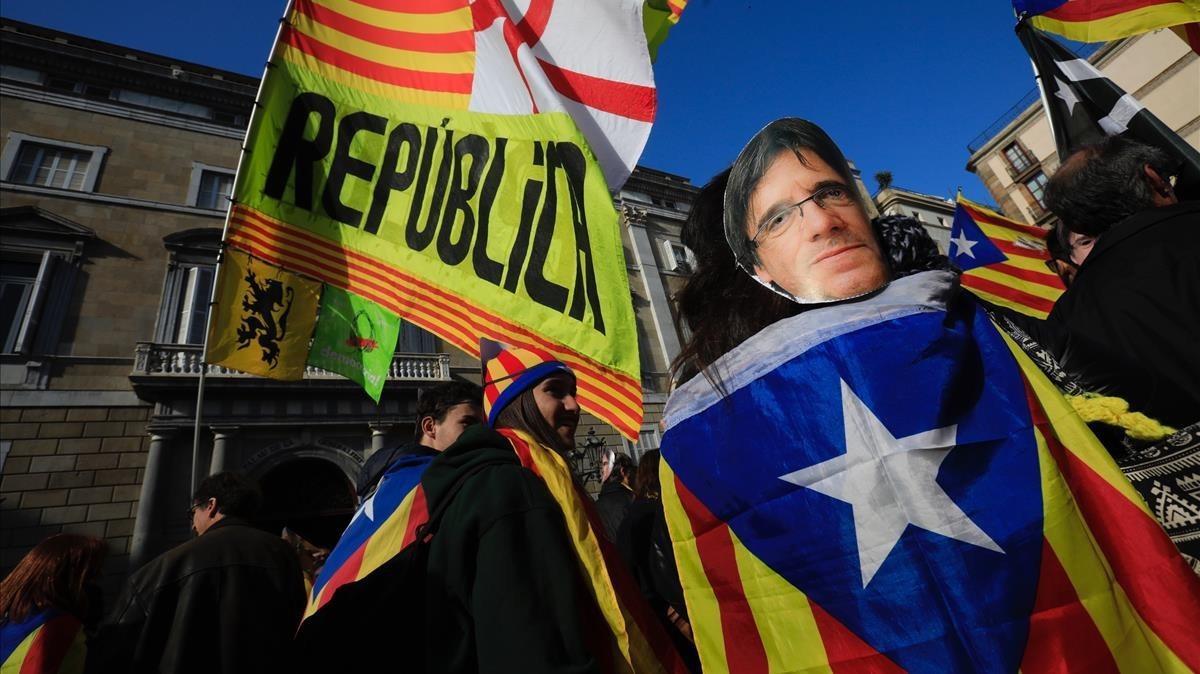 Concentrados convocados por la ANC frente a la Generalitat lucen caretas con el rostro de Puigdemont.