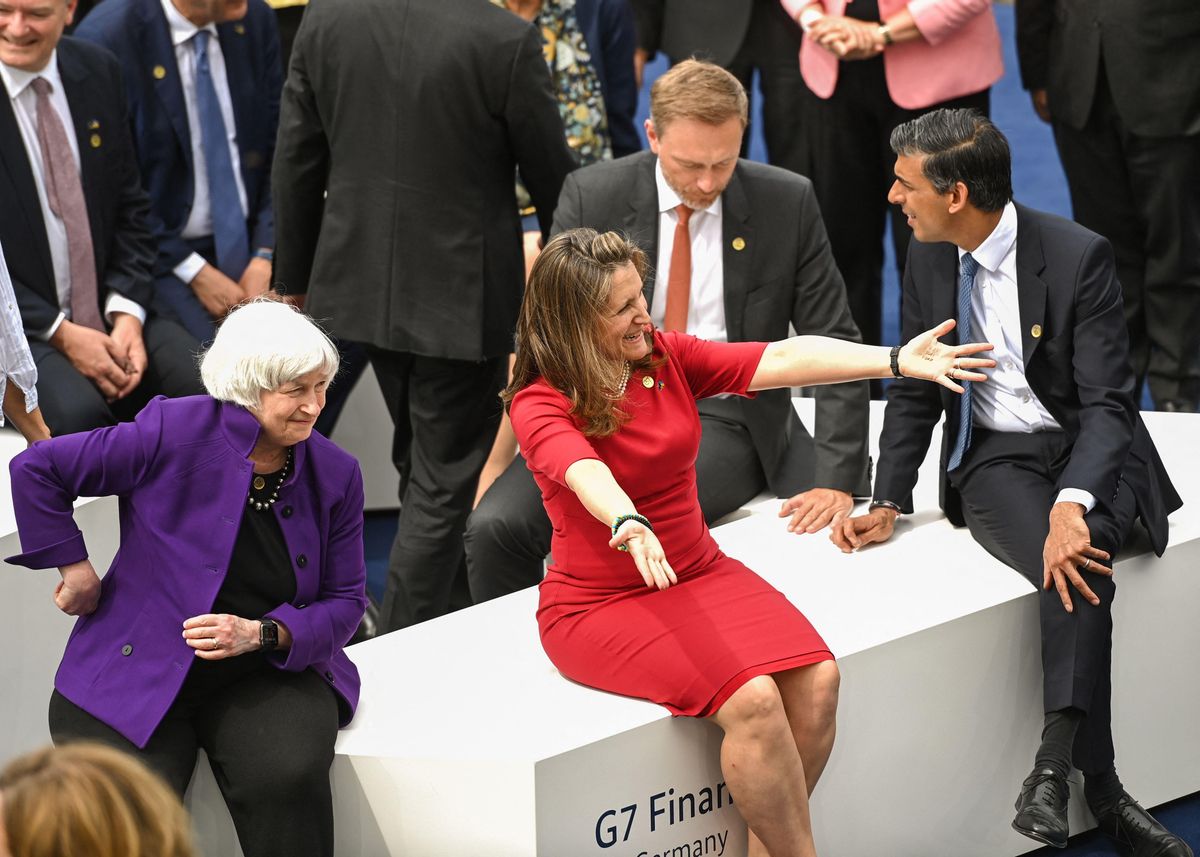 La secretaria del Tesoro de EEUU, Janet Yellen; la ministra de Finanzas canadiense, Chrystia Freeland; el de Alemania, Christian Lindner, y el británico, Rishi Sunak, durante la foto de familia de los titulares de Finanzas del G-7 en Königswinter. La secretaria del Tesoro de EEUU, Janet Yellen; la ministra de Finanzas canadiense, Chrystia Freeland; el de Alemania, Christian Lindner, y el británico, Rishi Sunak, durante la foto de familia de los titulares de Finanzas del G-7 en Königswinter.