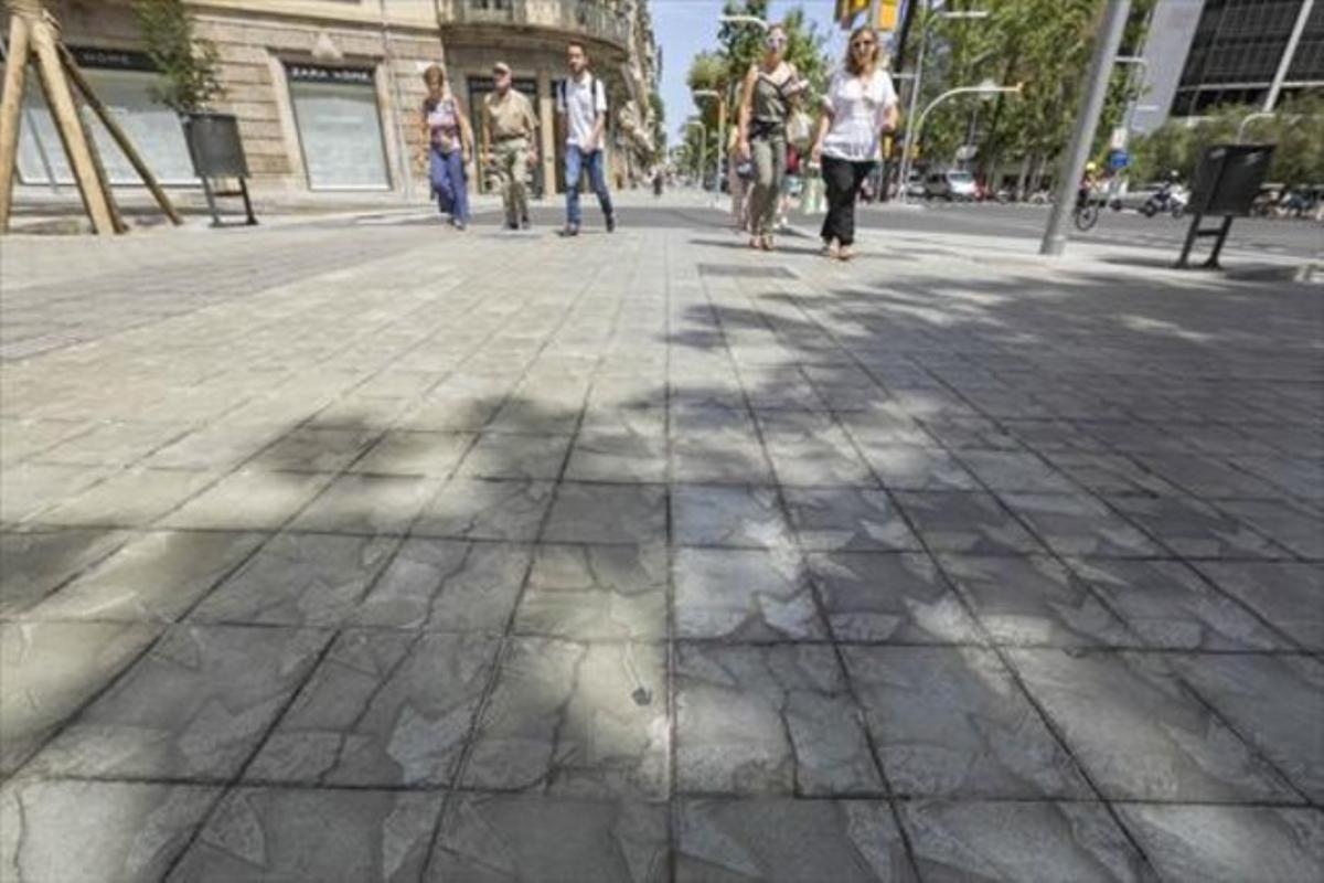 Remodelacion del pavimento en el Paseo de Gracia de Barcelona