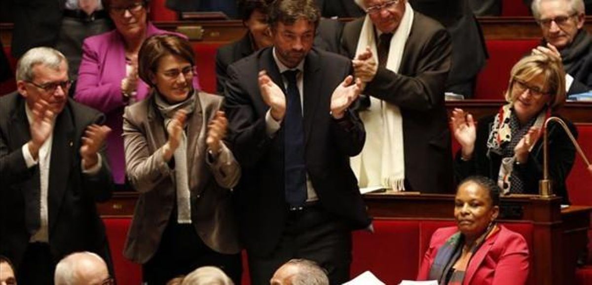 Diputados franceses aplauden a la ministra de Justicia, Christiane Taubira (derecha), antes de votar la ley, este martes en París. Diputados franceses aplauden a la ministra de Justicia, Christiane Taubira (derecha), antes de votar la ley, este martes en París.