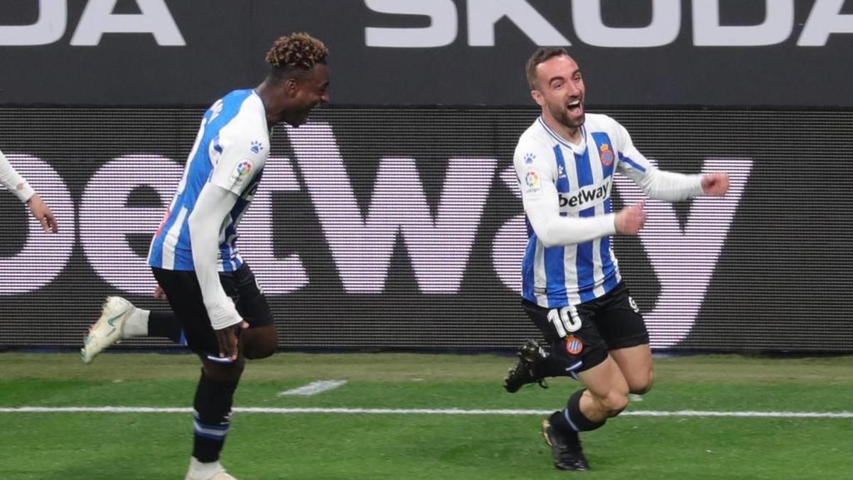 Darder celebra el primer gol perseguido por Dimata. Darder celebra el primer gol perseguido por Dimata.