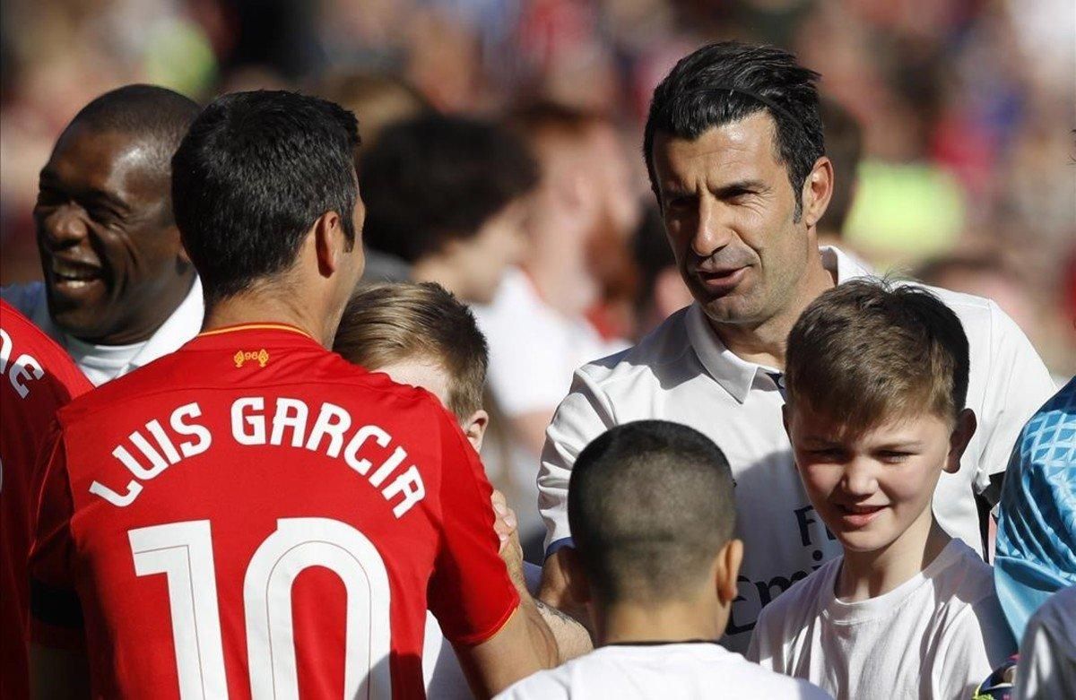 Luis García saluda a Luis Figo antes del partido benéfico entre las leyendas del Liverpool y del Real Madrid disputado en Anfield. Luis García saluda a Luis Figo antes del partido benéfico entre las leyendas del Liverpool y del Real Madrid disputado en Anfield.