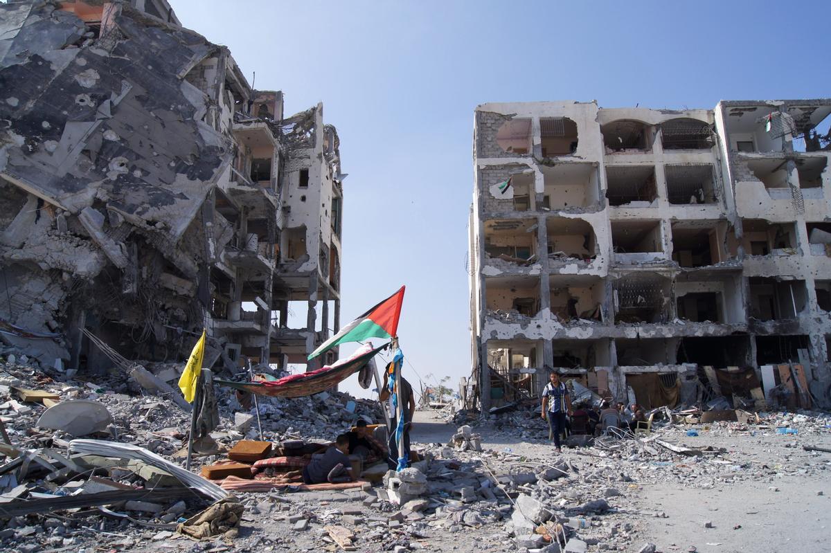 Vista general de edificios de apartamentos destruidos por bombardeos israelís en la Franja de Gaza el 12 de agosto de 2014.  