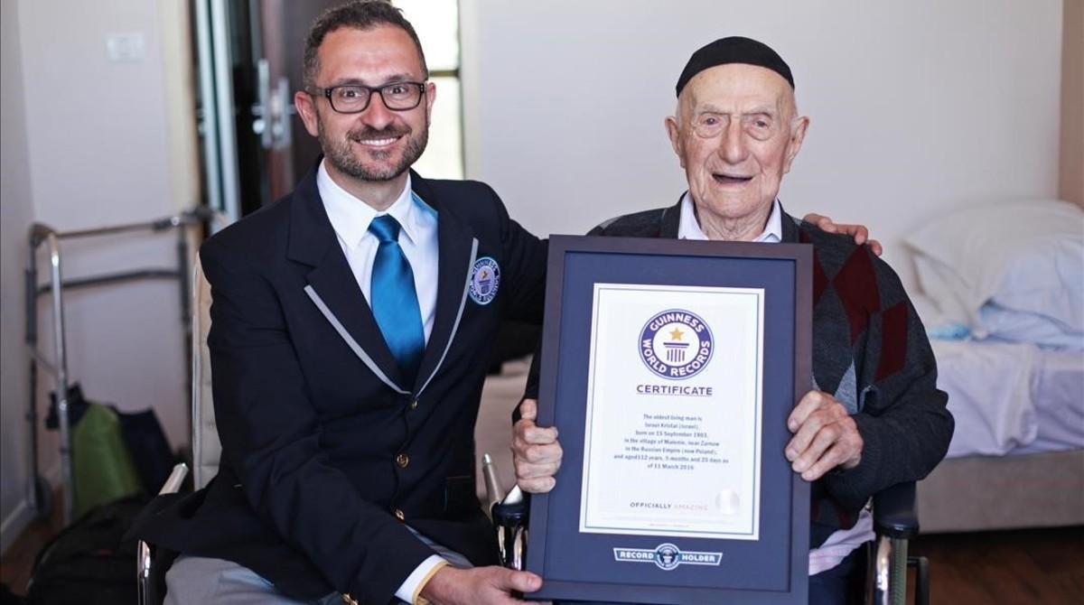 Yisrael Kristal (derecha) recibe el certificado que le acredita como el hombre más viejo del mundo, en Haifa (Israel), este viernes.