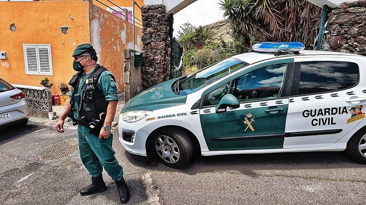 Guardia civil durante el registro de la casa de Gimeno el pasado lunes. Guardia civil durante el registro de la casa de Gimeno el pasado lunes.