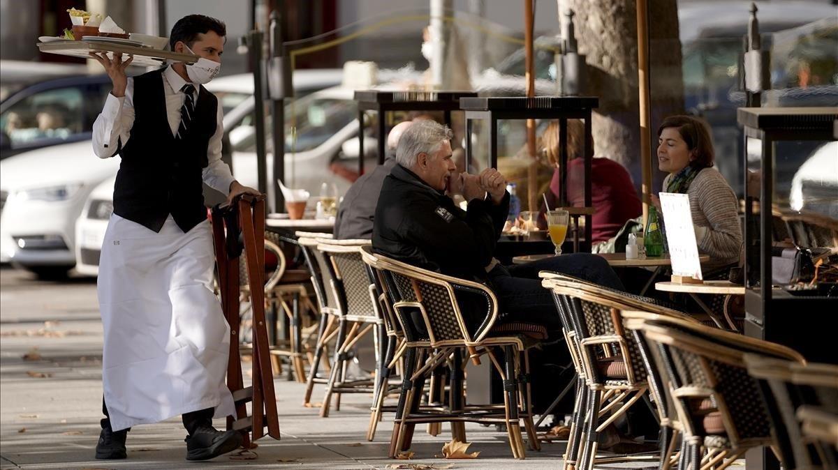 Un camarero trabaja en la terraza de un bar abierto en Madrid. 