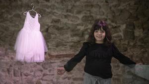 Cora Navarro junto a su primer vestido, en la exposición CORA(JE) del Centre Cívic Pati Llimona