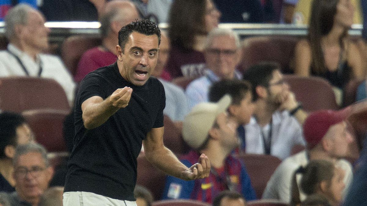 Xavi da instrucciones desde la banda Xavi da instrucciones desde la banda