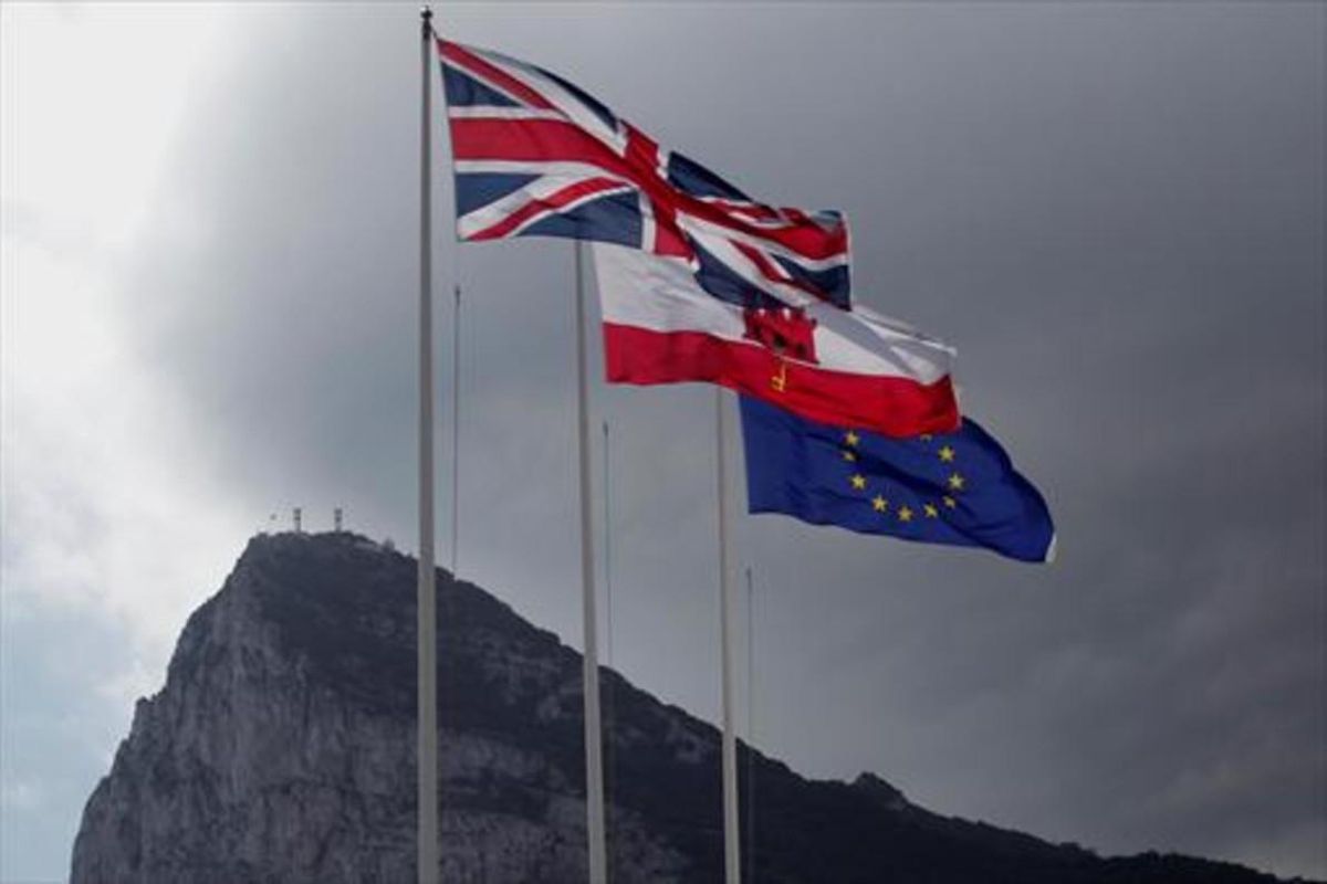 La ’Union Jack’ ondea en el Peñón junto a las banderas gibraltareña y de la UE. La ’Union Jack’ ondea en el Peñón junto a las banderas gibraltareña y de la UE.