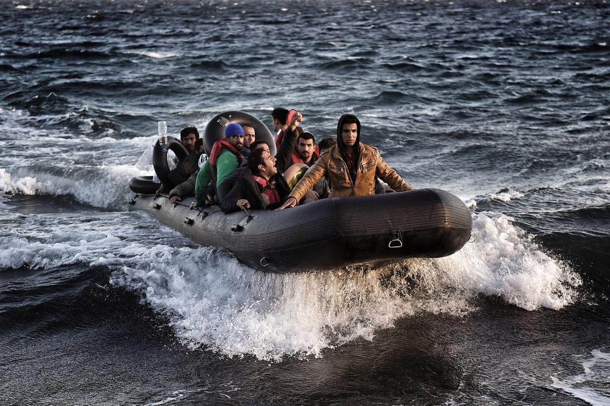 Refugiados en inmigrantes llegan a la isla de Lesbos tras cruzar el mar Egeo.