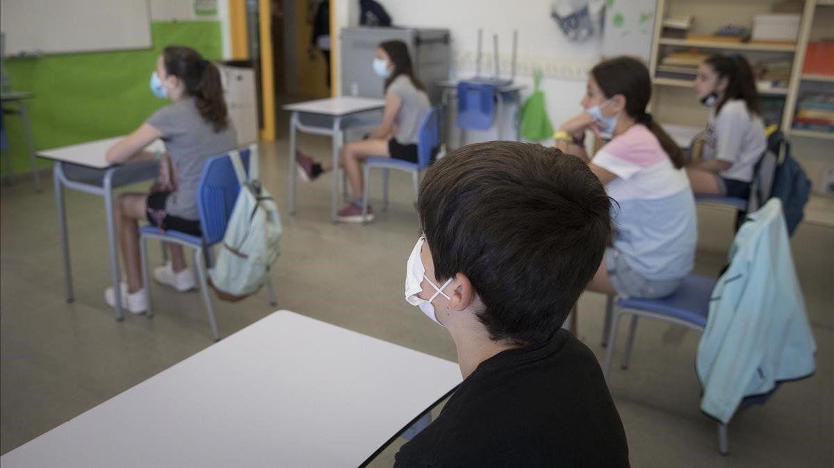Alumnos de sexto de primaria del colegio público Antaviana de Barcelona atienden en clase con mascarilla. 