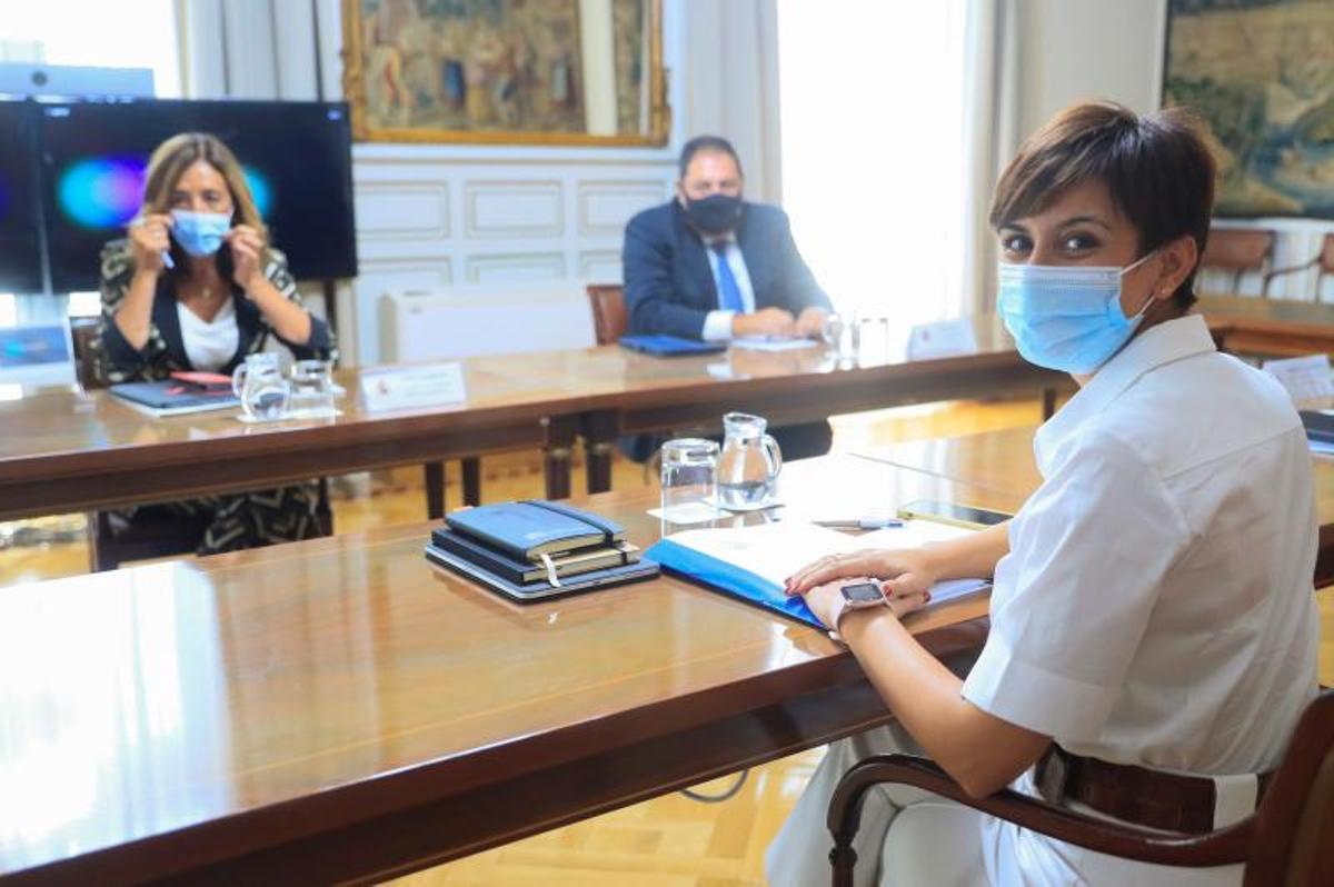 La ministra de Política Territorial y portavoz del Gobierno, Isabel Rodríguez (d), se reúne con la consejera vasca de Gobernanza Pública y Autogobierno, Olatz Garamendi (i), el pasado 17 de septiembre de 2021 en Madrid.
