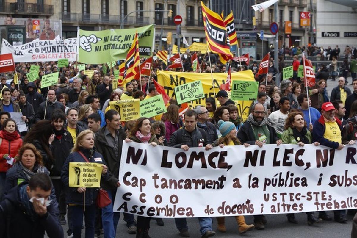 Miles de personas protestan en Barcelona contra la política educativa