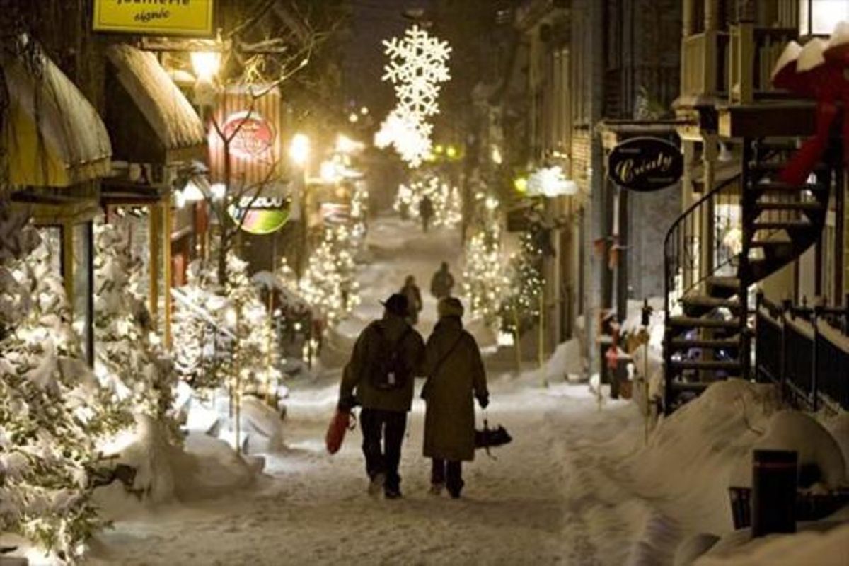 Una calle de Quebec, completamente cubierta por la nieve. Una calle de Quebec, completamente cubierta por la nieve.