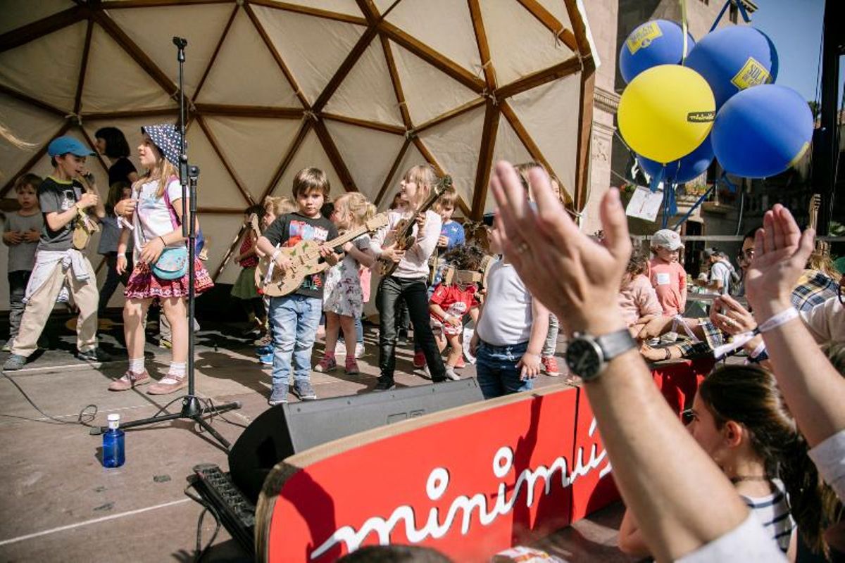 Un momento de la edición de 2019 del festival El dia minimúsica, en el Poble Espanyol. Un momento de la edición de 2019 del festival El dia minimúsica, en el Poble Espanyol.
