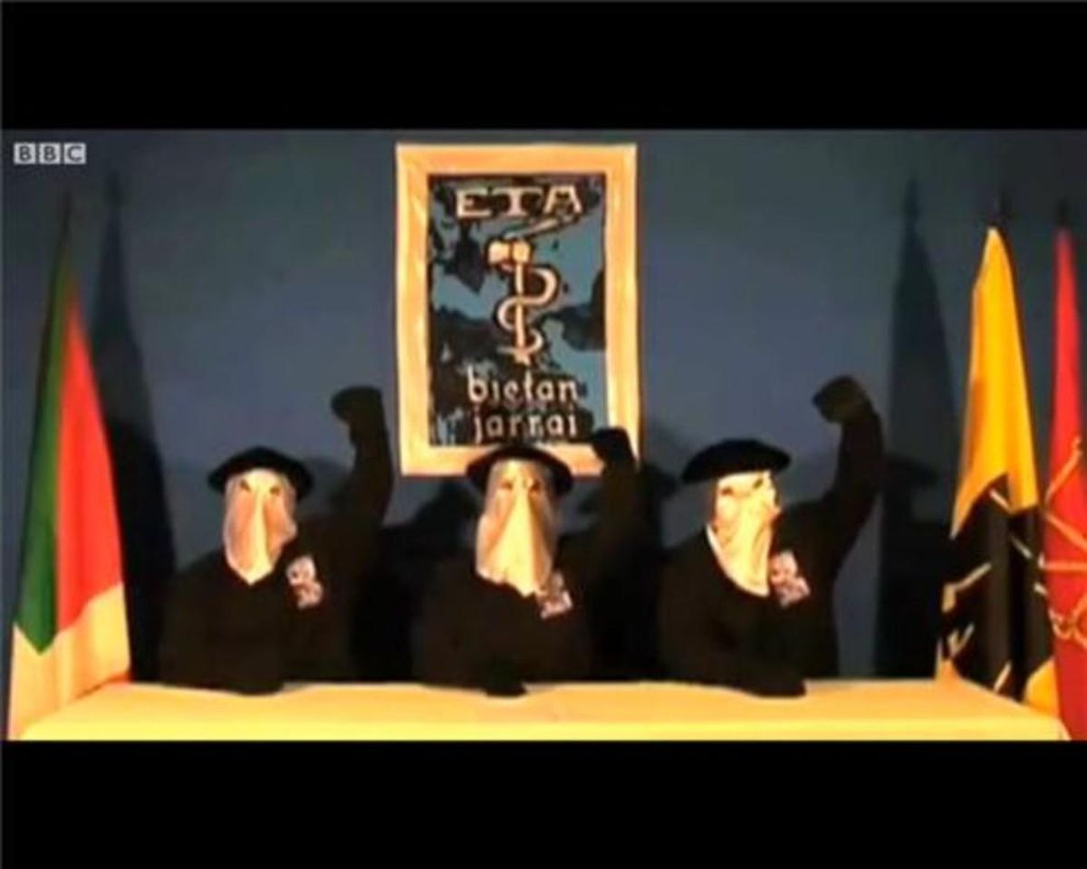 Tres miembros de ETA leen un comunicado de la banda. Tres miembros de ETA leen un comunicado de la banda.