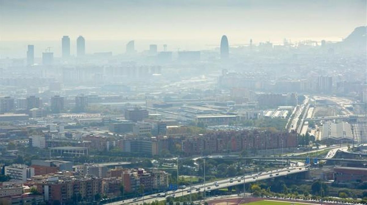 La contaminación tapa el cielo de Barcelona, vista desde Santa Coloma. La contaminación tapa el cielo de Barcelona, vista desde Santa Coloma.