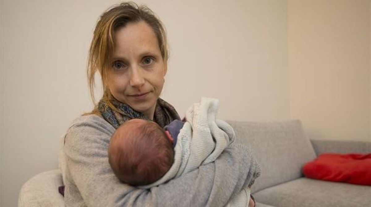La doctora Ana Parra, médico de uci, con su bebé de pocos días en brazos en su domicilio de Tarragona. La doctora Ana Parra, médico de uci, con su bebé de pocos días en brazos en su domicilio de Tarragona.