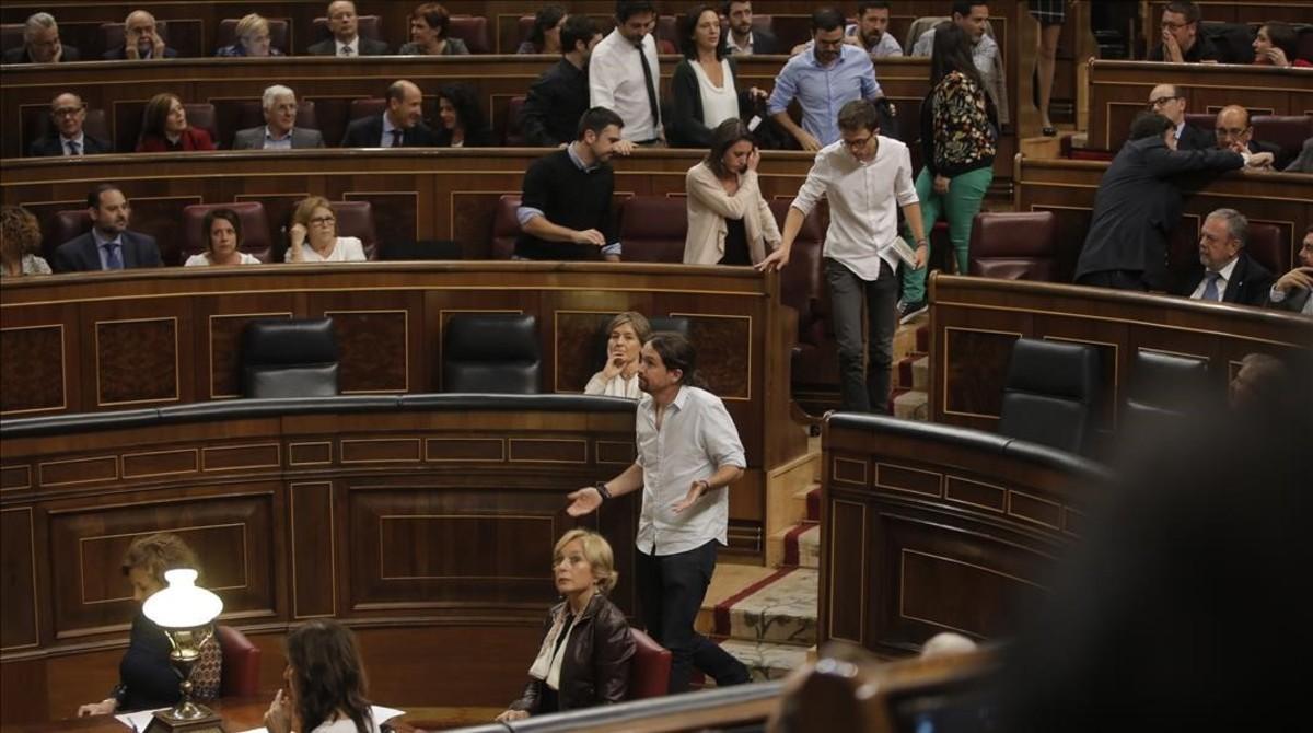 Unidos Podemos abandona el hemiciclo del Congreso tras enzarzarse con Pastor y Hernando.