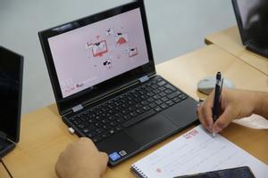 Un alumno con un ordenador en un aula catalana, este curso.
