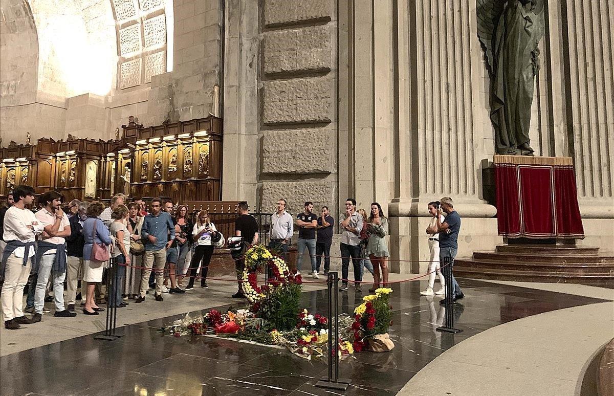 Últimos visitantes de la tumba de Franco en la basílica de la Santa Cruz, el templo del Valle de los Caídos, media hora antes de la orden de cierre del monumento para los trabajos de exhumación.