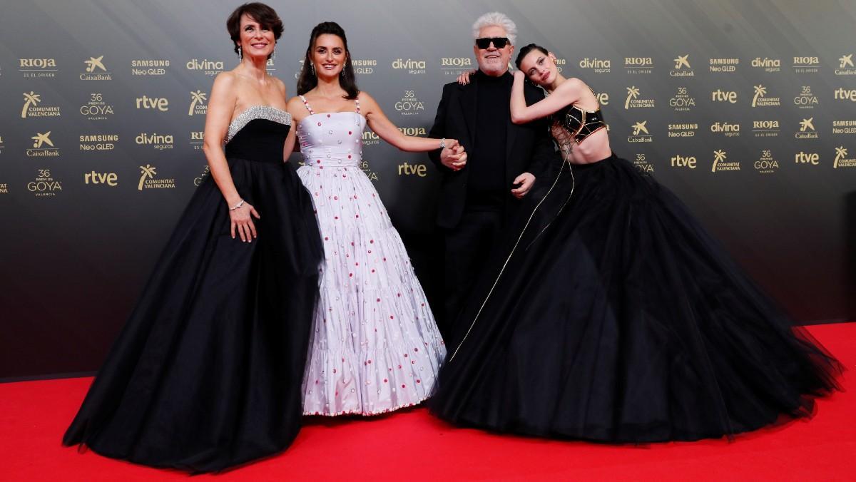 El director Pedro Almodóvar junto a las actrices Aitana Sánchez Gijón, Penélope Cruz y Milena Smit, sobre la alfombra roja de los Premios Goya 2022 