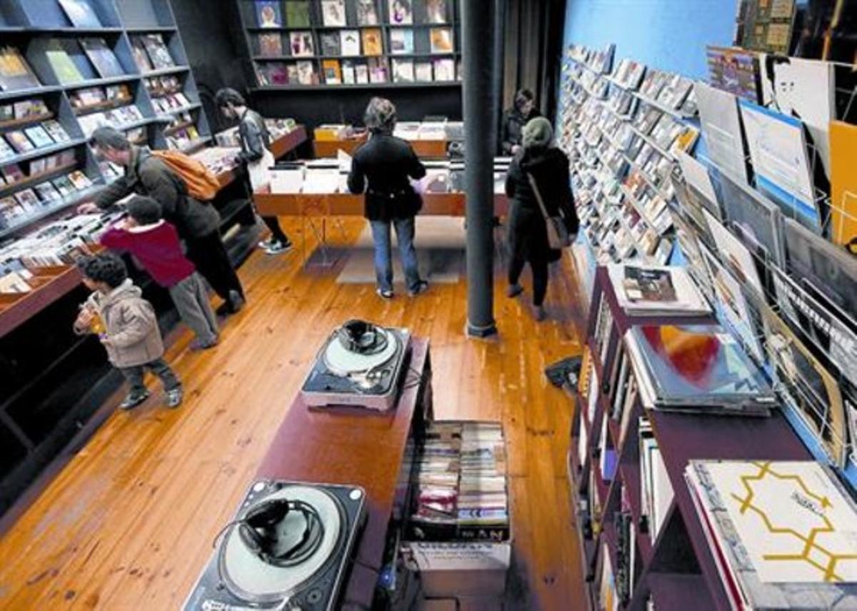 Una imagen del interior de la tienda de discos de la calle de Valldonzella, ayer.