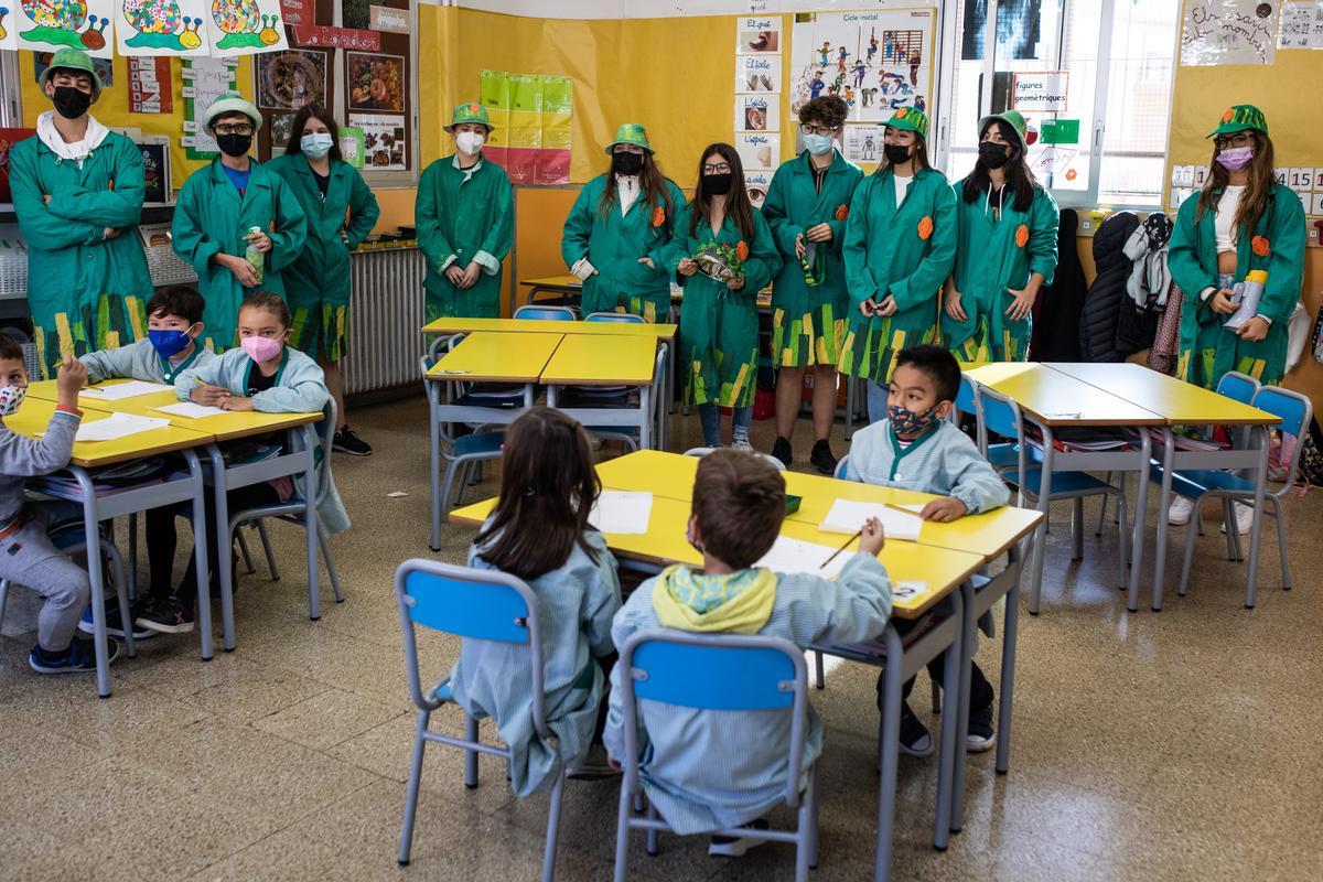 El ’Escamot Verd’ del colegio Sant Ramon Nonat, ejerciendo de educadores medioambientales en un aula de primaria