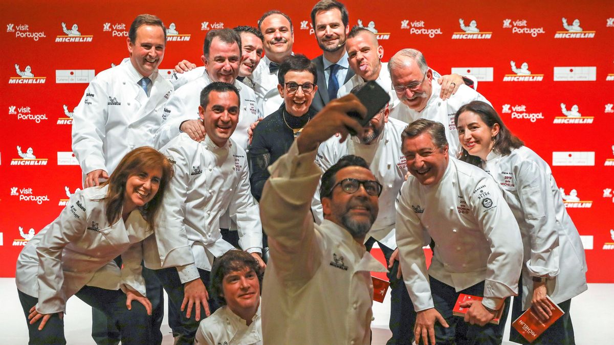 Varios de los cocineros galardonados posan para una foto durante la presentación de la Guía Michelin España & Portugal 2019 celebrada en Lisboa. Varios de los cocineros galardonados posan para una foto durante la presentación de la Guía Michelin España & Portugal 2019 celebrada en Lisboa.