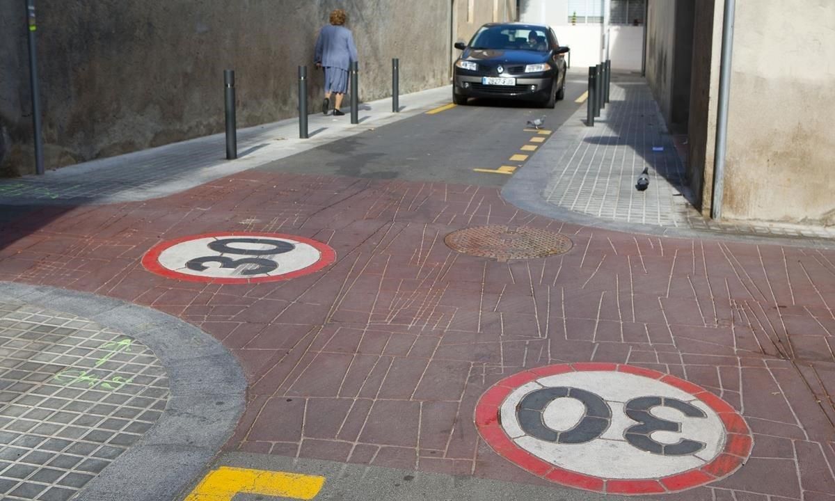 Una calle señalizada como zona 30 en el barrio de Sant Andreu en una imagen de archivo Una calle señalizada como zona 30 en el barrio de Sant Andreu en una imagen de archivo