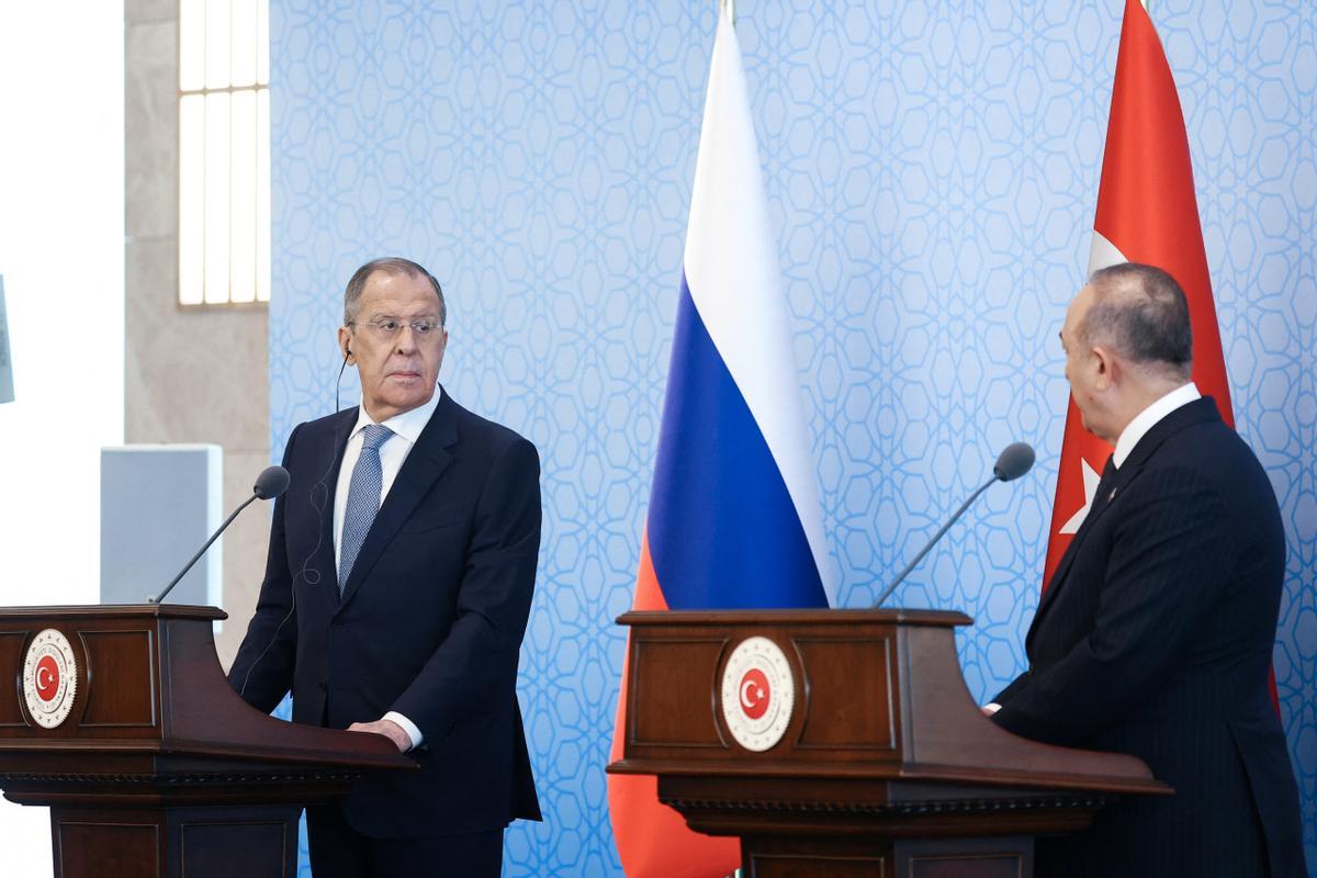 El ministro de Exteriores ruso, Serguei Lavrov, en una rueda de orensa con su homólogo de Turquía. 