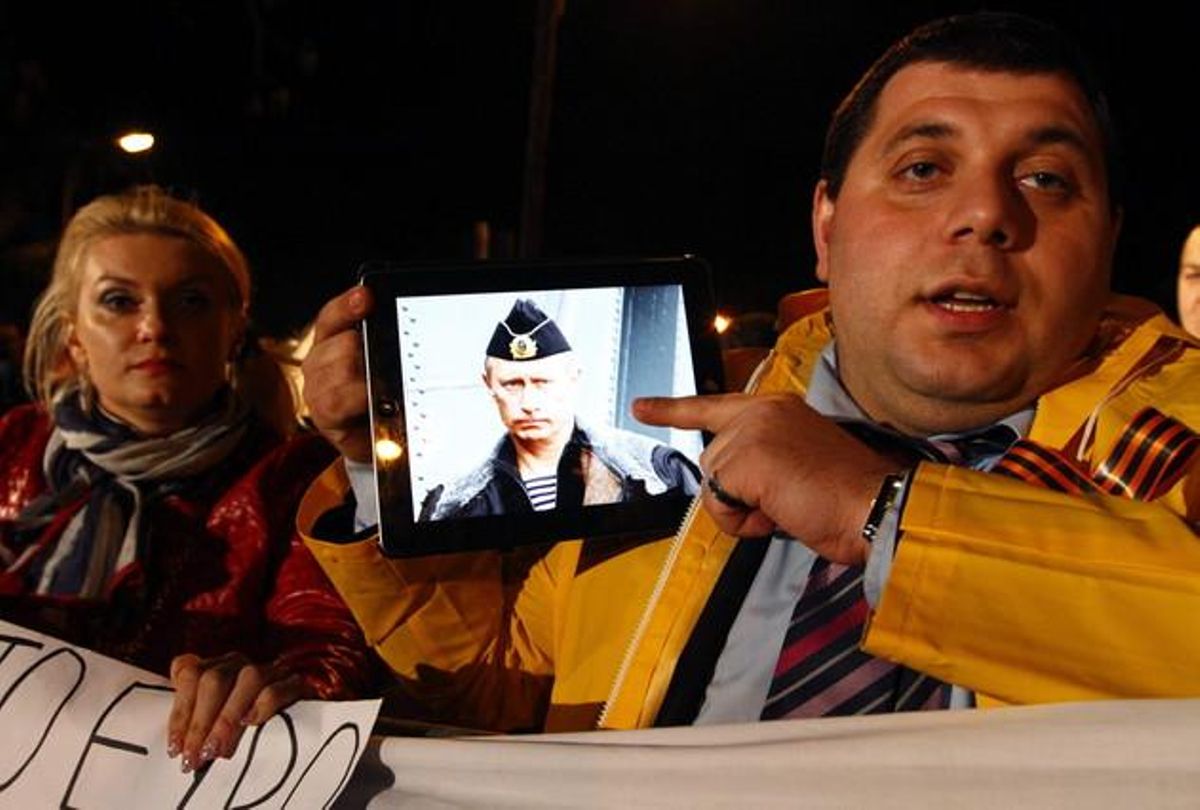 Un manifestante muestra la foto de Putin en un iPad, durante una protesta en Nicosia, el día 22. Un manifestante muestra la foto de Putin en un iPad, durante una protesta en Nicosia, el día 22.