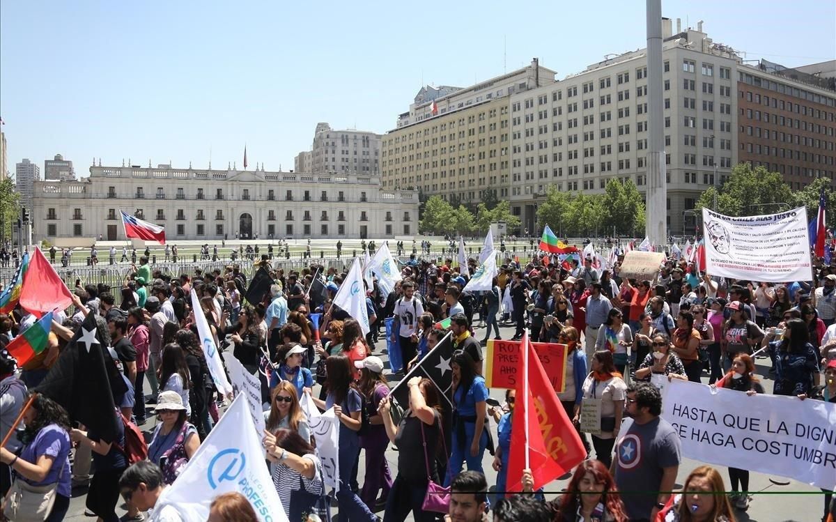 Manifestación por la huelga general en Chile, en Santiago. Manifestación por la huelga general en Chile, en Santiago.