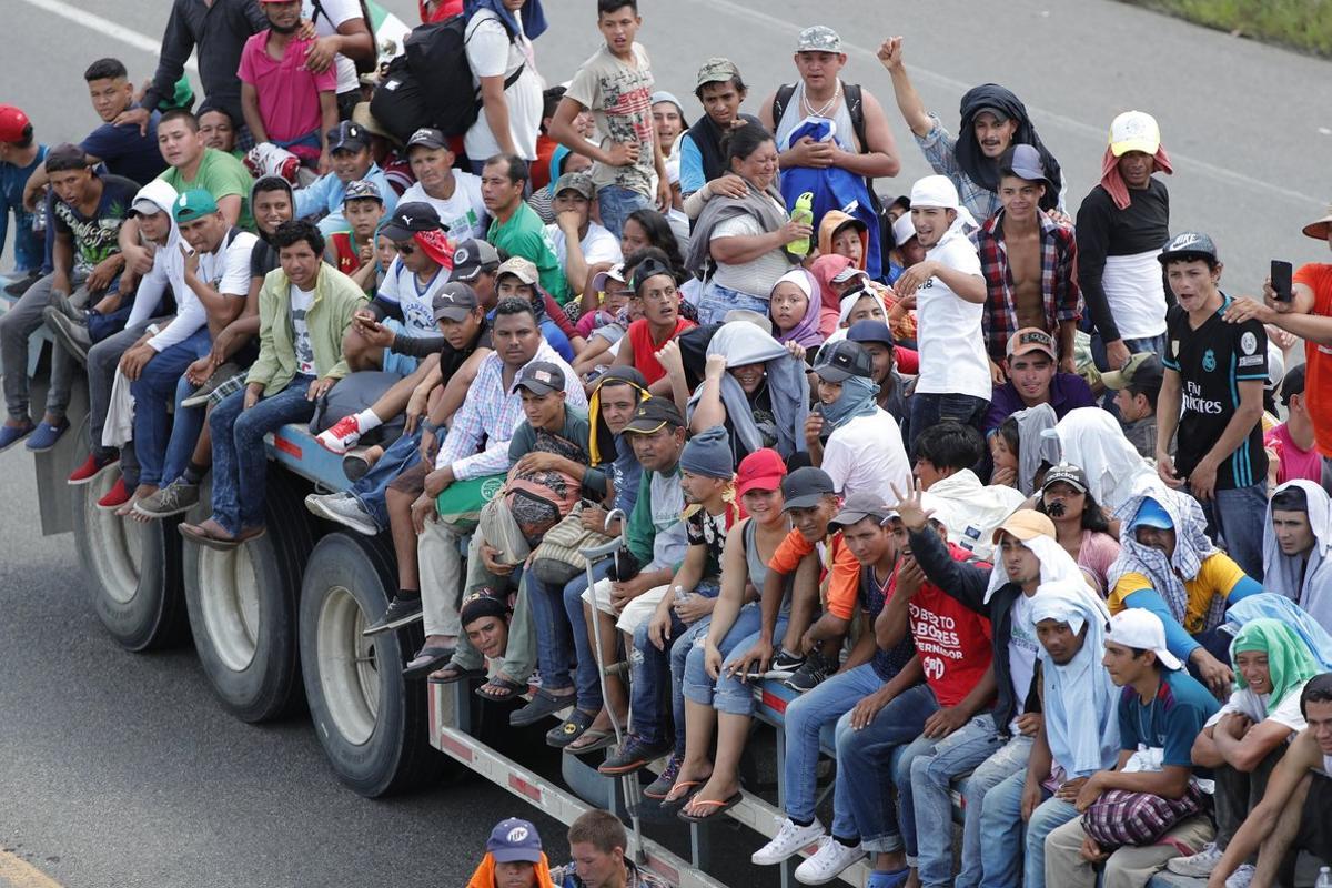 México refuerza su frontera ante avance de una caravana de migrantes