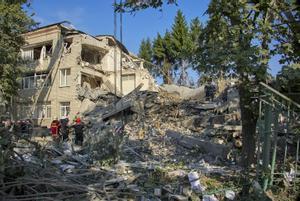 Los equipos de rescaten buscan entre los escombros de una escuela tras un ataque aéreo ruso en la localidad de Járkov, el pasado 7 de julio.