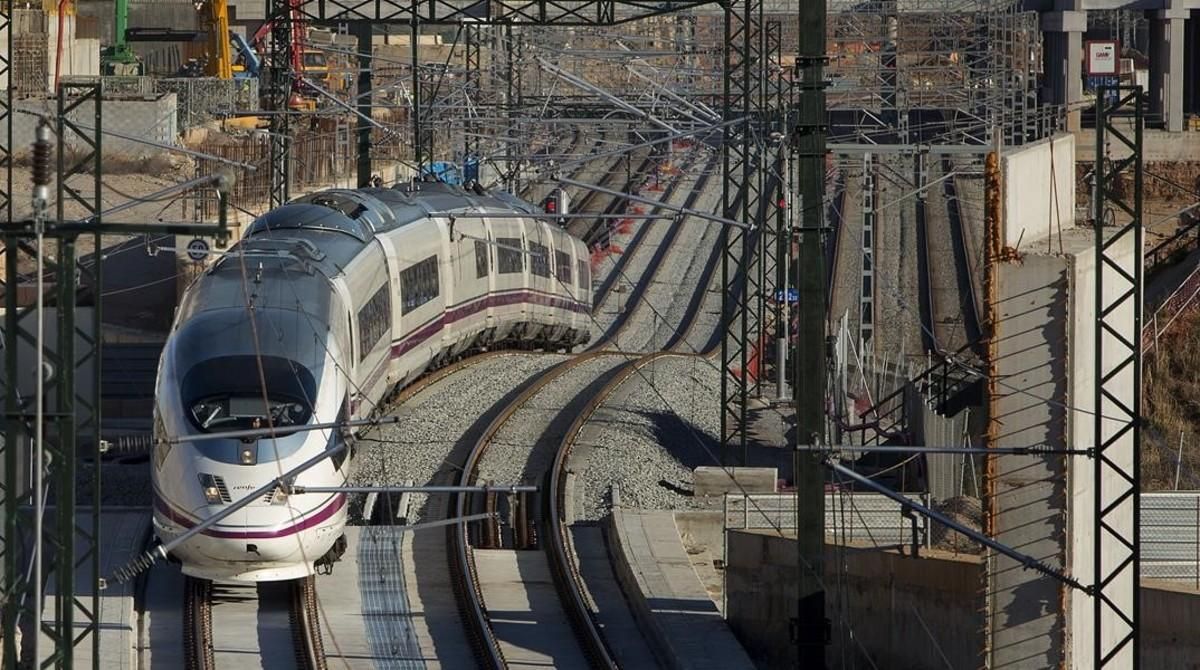 Un tren AVE a su paso por la Sagrera. Un tren AVE a su paso por la Sagrera.