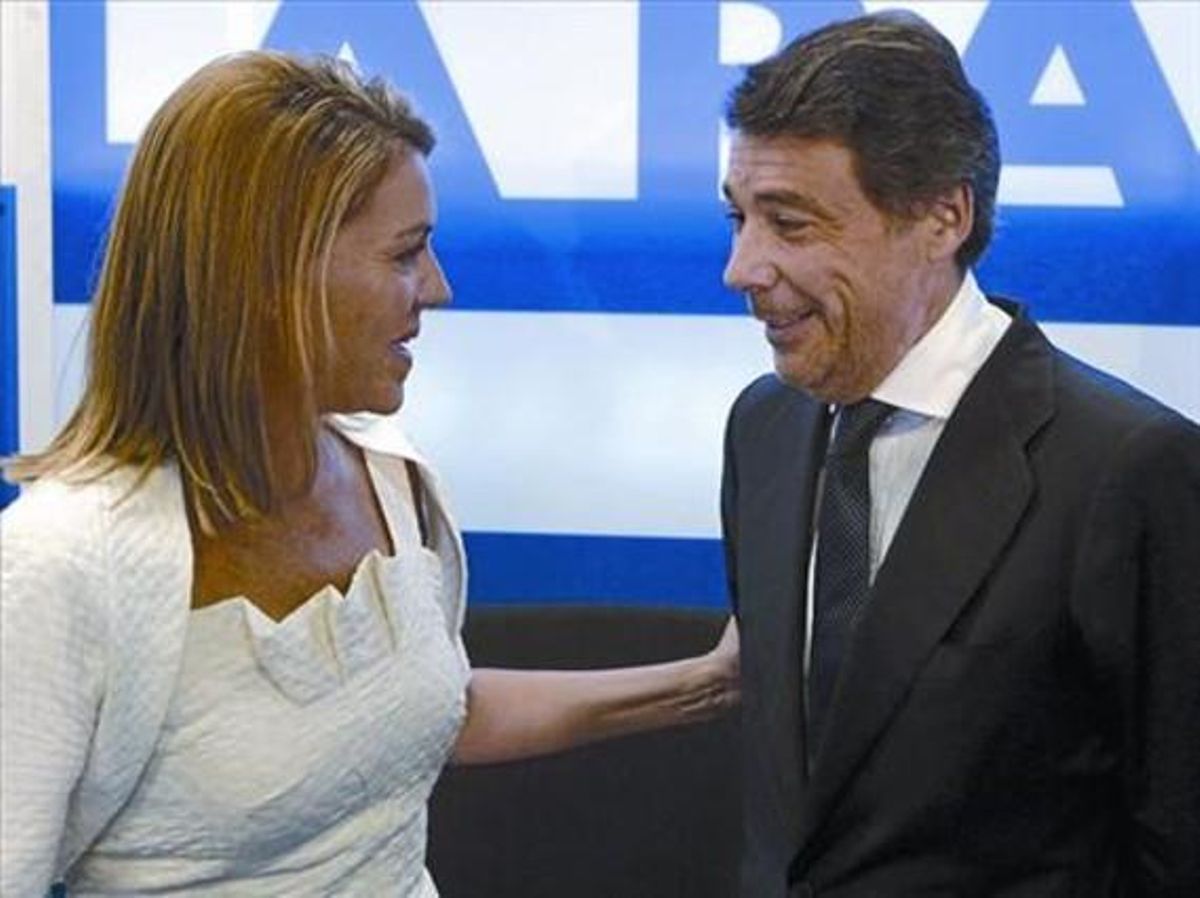 La secretaria general del PP, María Dolores de Cospedal, saluda a Ignacio González, ayer en Madrid. La secretaria general del PP, María Dolores de Cospedal, saluda a Ignacio González, ayer en Madrid.