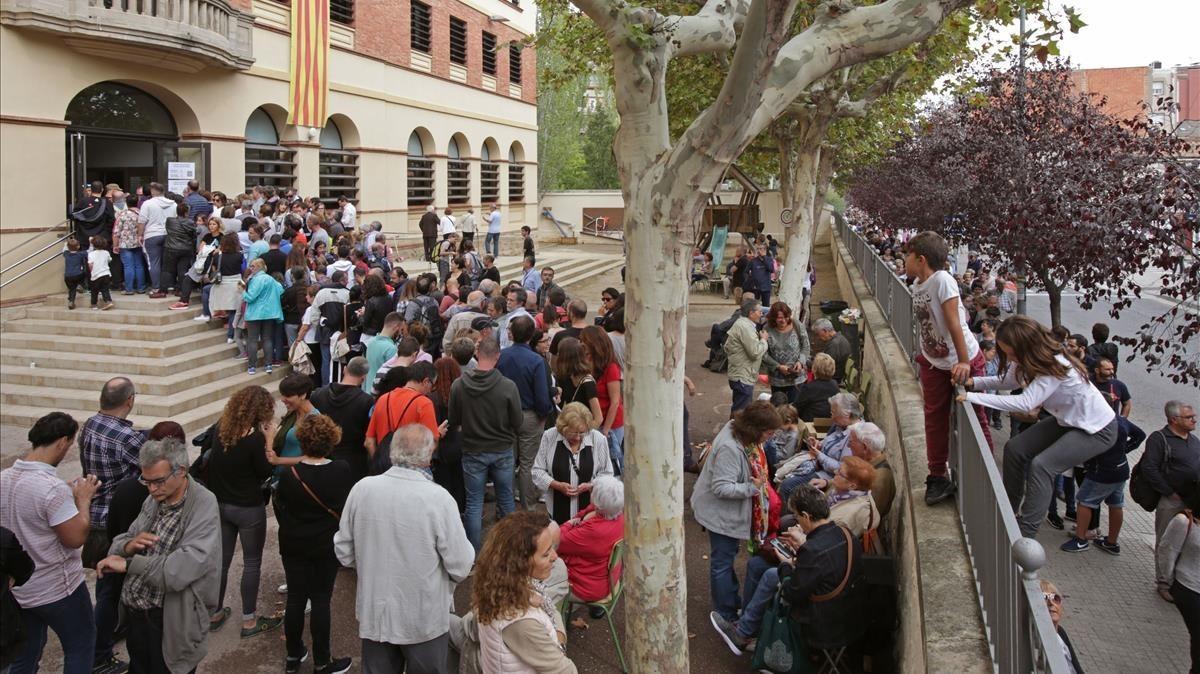 Votantes esperando poder votar en Igualada.