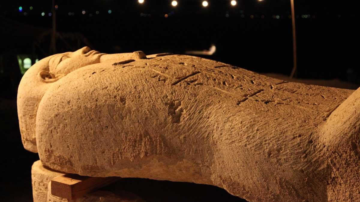 El egiptólogo Zahi Hawass descubre en directo una momia egipcia de 2.500 años en el canal Discovery.