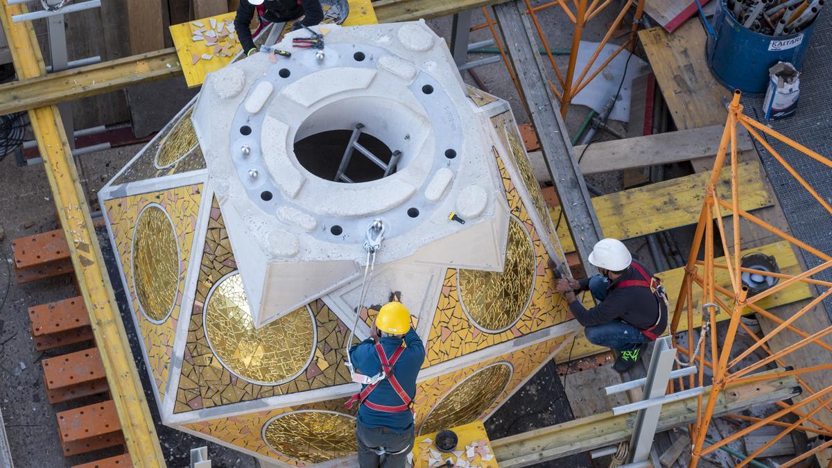 Colocación del icosaedro de la torre de los Evangelistas de la Sagrada Família.