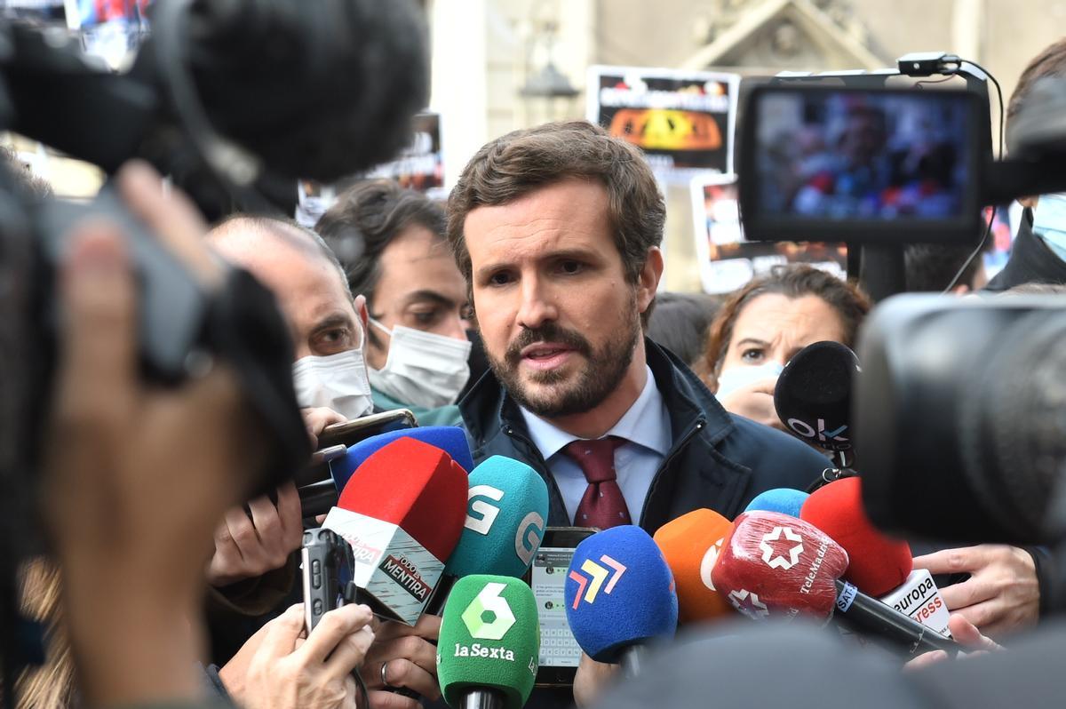 Pablo Casado atiende a los medios de comunicación, el pasado miércoles en Madrid, antes de participar en una manifestación contra la reforma de la llamada ’ley mordaza’.