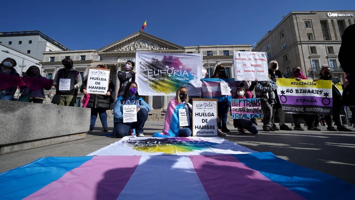 Activistas encabezan una huelga de hambre frente al Ministerio de Igualdad para reclamar la aprobación de la Ley trans, el pasado mes de marzo.