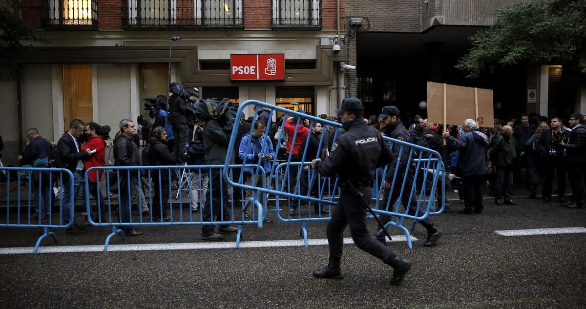 Periodistas, policías y decenas de simpatizantes, ante la sede del PSOE en Madrid. Periodistas, policías y decenas de simpatizantes, ante la sede del PSOE en Madrid.