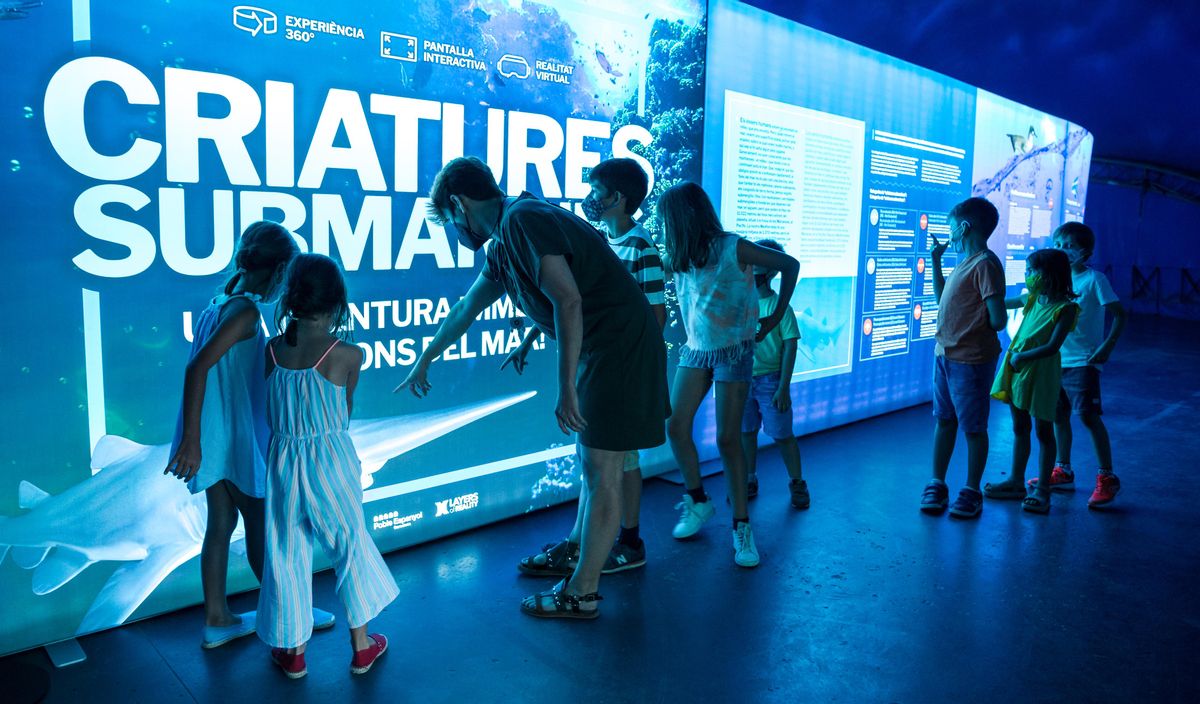 Unos niños, en la entrada de esta exposición interactiva. Unos niños, en la entrada de esta exposición interactiva.