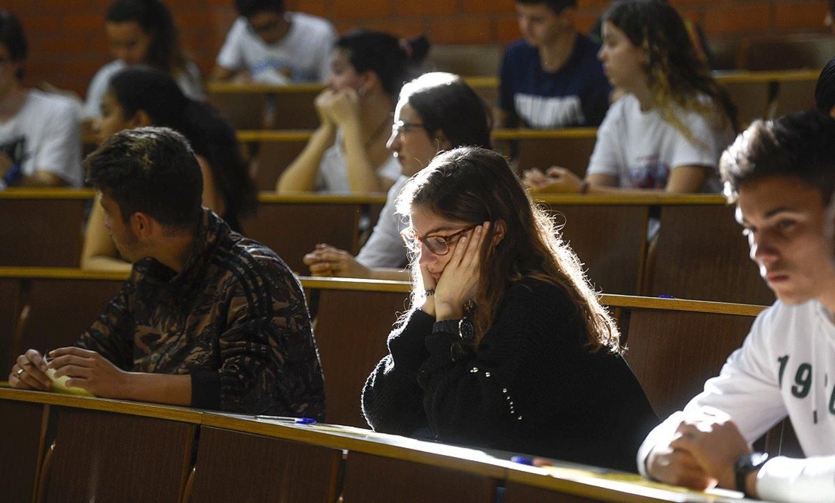 Pruebas de acceso a la universidad en la Facultad de Biología de la Universitat de Barcelona, en junio del 2019. Pruebas de acceso a la universidad en la Facultad de Biología de la Universitat de Barcelona, en junio del 2019.