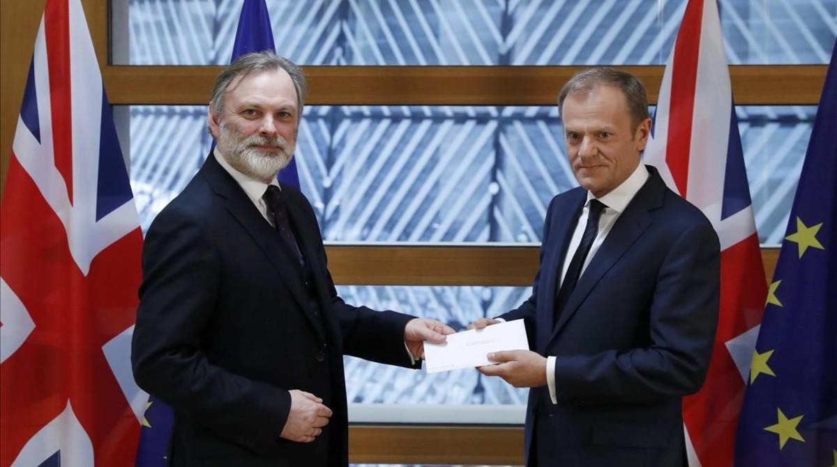 El representante británico permanente en la UE, Tim Barrow, entrega la carta de May activando el ’brexit’ a Donald Tusk, presidente del Consejo Europeo, en Bruselas, el 29 de marzo.