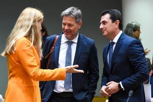 La comisaria de Energía, Kadri Simson, conversa con el ministro alemán de Protección Climática, Robert Habeck, y el ministro griego de Energía, Konstantinos Skrekas.